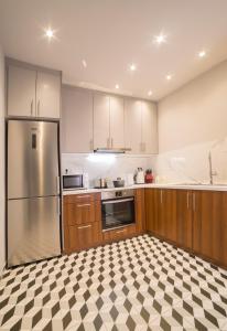 O bucătărie sau chicinetă la Athens' Classiest Neighborhood Renovated Apartment