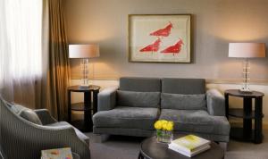 uma sala de estar com um sofá e pássaros vermelhos na parede em The Bristol Hotel em Bristol