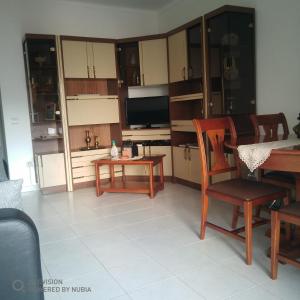 a kitchen and dining room with a table and chairs at Apartamento Central in Vila Real de Santo António