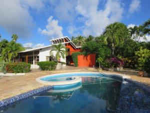 a large swimming pool in front of a building at Casa de Campo Junto al Mar en San Andrés in El Cove