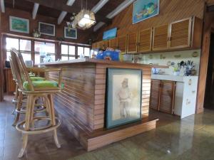 um bar numa cozinha com uma fotografia de um homem em Finca de Lujo Villa Clarita en San Andrés em El Cove