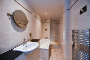 A bathroom at Savoy Park Hotel