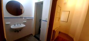 Ένα μπάνιο στο Sabatico Travelers Hostel & Guesthouse +50 φωτογραφίες