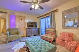 ein Wohnzimmer mit einem Sofa und Stühlen sowie einem Deckenventilator in der Unterkunft Vibrant Home about 7 Mi to Fort Worth Stockyards! in Fort Worth