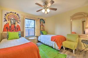 A bed or beds in a room at Vibrant Home about 7 Mi to Fort Worth Stockyards!