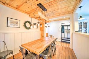 Imagen de la galería de Modern Mountain Hideaway 3 Miles to State Park!, en Brevard