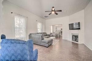 ein Wohnzimmer mit Sofas, einem TV und einem Kamin in der Unterkunft Charming 100-Year-Old Home Less Than 1 Mi to Downtown in Ocala