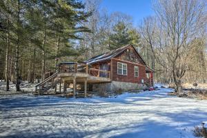 Catskills Cabin Near Ashokan Reservoir semasa musim sejuk