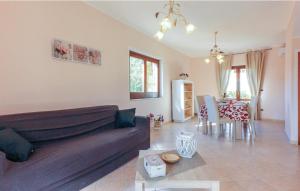 sala de estar con sofá y mesa en VILLA ROGE' en Castellabate