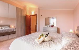1 dormitorio con 1 cama blanca grande y espejo en VILLA ROGE' en Castellabate