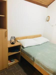 um quarto com uma cama e uma mesa de cabeceira ao lado em Jefimija em Jasikovice