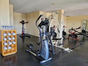 une salle de sport avec un tapis de course et des équipements d'exercice dans l'établissement Hotel Quinta las Alondras, à Guanajuato