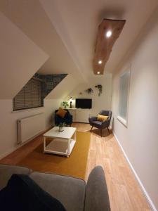 sala de estar con sofá y mesa en Riverwood Retreat - Self Contained Lux Apartment, 