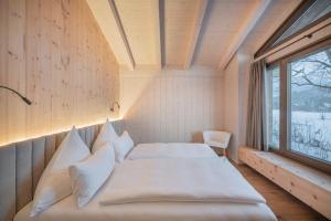 A bed or beds in a room at Chalet Alpspitze - Riverside