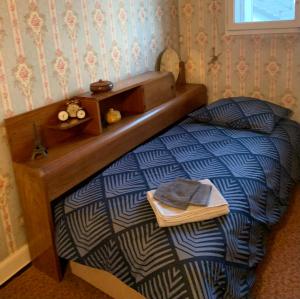 ein Schlafzimmer mit einem Bett und einem Tisch darauf in der Unterkunft Gîte de l’Allaine in Morvillars