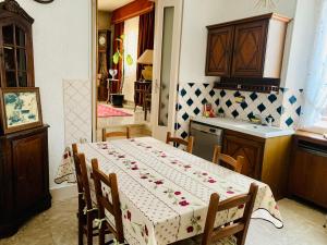 eine Küche mit einem Tisch und einem Tischtuch darauf in der Unterkunft Gîte de l’Allaine in Morvillars