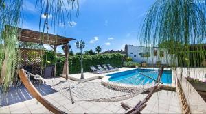 The swimming pool at or close to Can tronca