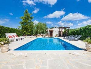 The swimming pool at or close to Can tronca