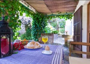 A garden outside Can tronca