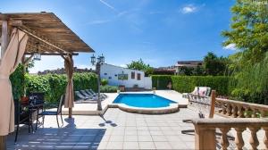 The swimming pool at or close to Can tronca