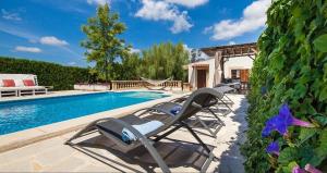 The swimming pool at or close to Can tronca