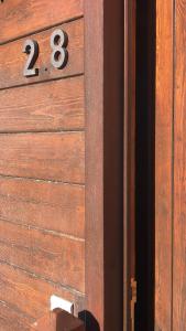 uma porta de madeira com o número nela em Casita de madera a Peu del Riu Incles - Sol y Nieve - Parking incluido em Incles
