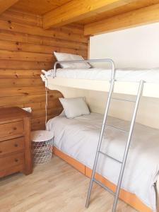 a bunk bed room with two bunk beds and a desk at Casita de madera a Peu del Riu Incles - Sol y Nieve - Parking incluido in Incles