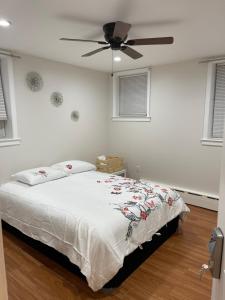 A bed or beds in a room at Lovely and comfort 10 min LGA,20 min Manhattan