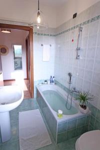 Kúpeľňa v ubytovaní Casa Elisa, trilocale a Peschiera del Garda