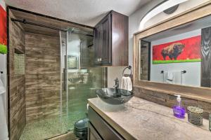 ein Badezimmer mit Waschbecken und Glasdusche in der Unterkunft 4 Mi to Dtwn Rustic Fort Worth Apt in Fort Worth + 21 Fotos