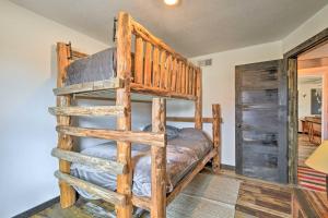 ein Schlafzimmer mit einem Etagenbett in einem Haus in der Unterkunft 4 Mi to Dtwn Rustic Fort Worth Apt in Fort Worth