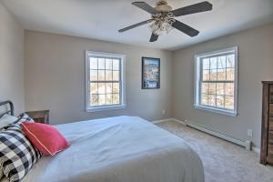 Tempat tidur dalam kamar di Welcoming New Hampshire Home on about 3 Acres!