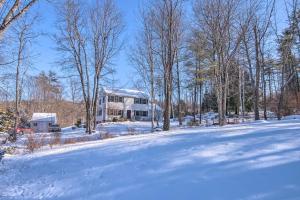 Welcoming New Hampshire Home on about 3 Acres! en invierno