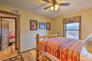 Ένα ή περισσότερα κρεβάτια σε δωμάτιο στο Fort Worth Apt Less Than 5 Mi to Downtown!