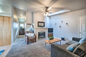 Μια τηλεόραση ή/και κέντρο ψυχαγωγίας στο Apartment with Patio and Grill Access about half Mi to Bay!