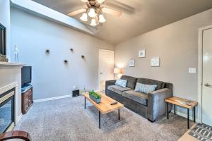 Χώρος καθιστικού στο Apartment with Patio and Grill Access about half Mi to Bay!