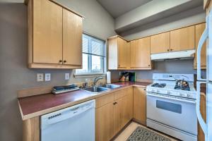 Η κουζίνα ή μικρή κουζίνα στο Apartment with Patio and Grill Access about half Mi to Bay!