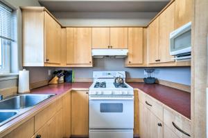 Η κουζίνα ή μικρή κουζίνα στο Apartment with Patio and Grill Access about half Mi to Bay!