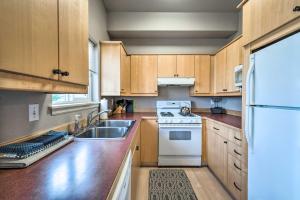 Η κουζίνα ή μικρή κουζίνα στο Apartment with Patio and Grill Access about half Mi to Bay!
