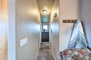 Ένα ή περισσότερα κρεβάτια σε δωμάτιο στο Apartment with Patio and Grill Access about half Mi to Bay!