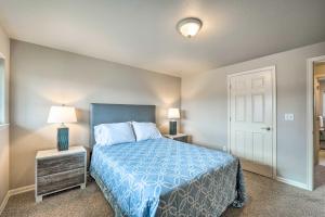 1 dormitorio con 1 cama con colcha azul en Apartment with Gas Fireplace about half Mi to Beach!, en Anacortes