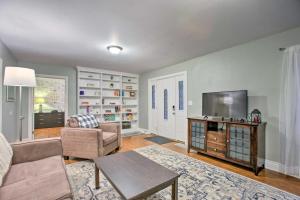 ein Wohnzimmer mit einem Sofa und einem TV in der Unterkunft Family-Friendly Wheat Ridge Home! in Wheat Ridge