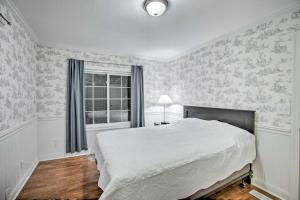 ein weißes Schlafzimmer mit einem Bett und einem Fenster in der Unterkunft Family-Friendly Wheat Ridge Home! in Wheat Ridge