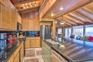 Foto dalla galleria di Wooded Retreat with Fire Pit, half Mi to Marina! a Pottsboro