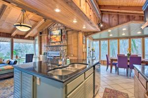 Foto dalla galleria di Wooded Retreat with Fire Pit, half Mi to Marina! a Pottsboro