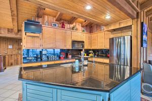 Foto dalla galleria di Wooded Retreat with Fire Pit, half Mi to Marina! a Pottsboro Altre 31 foto