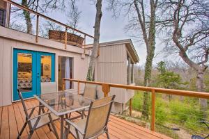 Μπαλκόνι ή βεράντα στο Wooded Retreat with Fire Pit, half Mi to Marina!