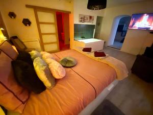 Cama o camas de una habitación en COSY & SPA Appartement Luxe JACUZZI SAUNA Suite Cristal