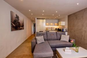 ein Wohnzimmer mit einem Sofa und einem Tisch in der Unterkunft N E W 2021 My-Lanza the Luxury ONE in Costa Teguise