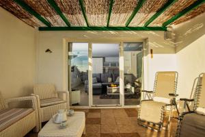 een woonkamer met 2 stoelen en een bank bij N E W 2021 My-Lanza the Luxury ONE in Costa Teguise